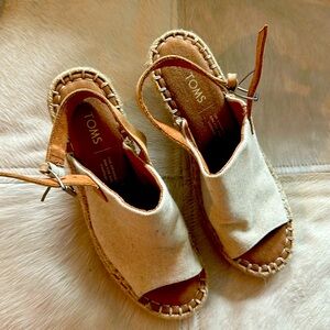 Tom’s linen wedges. Size 7